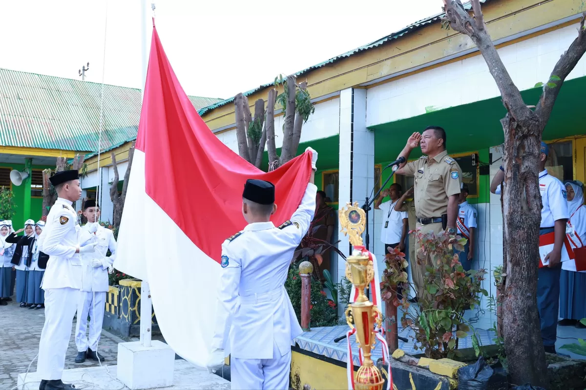 Bupati Bulukumba Andi Muchtar Ali Yusuf pimpin upacara hari pertama sekolah di SMAN 1 Bulukumba.