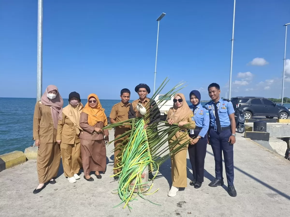 Dinas Perikanan Bulukumba turunkan Rumpon Dasar Mini di Kolam Labuh Bentenge.