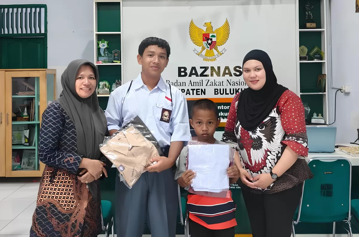BAZNAS menyalurkan bantuan seragam sekolah kepada Fajar, seorang anak yang sebelumnya putus sekolah dan kini kembali melanjutkan pendidikan formal di SMK TI Bulukumba.