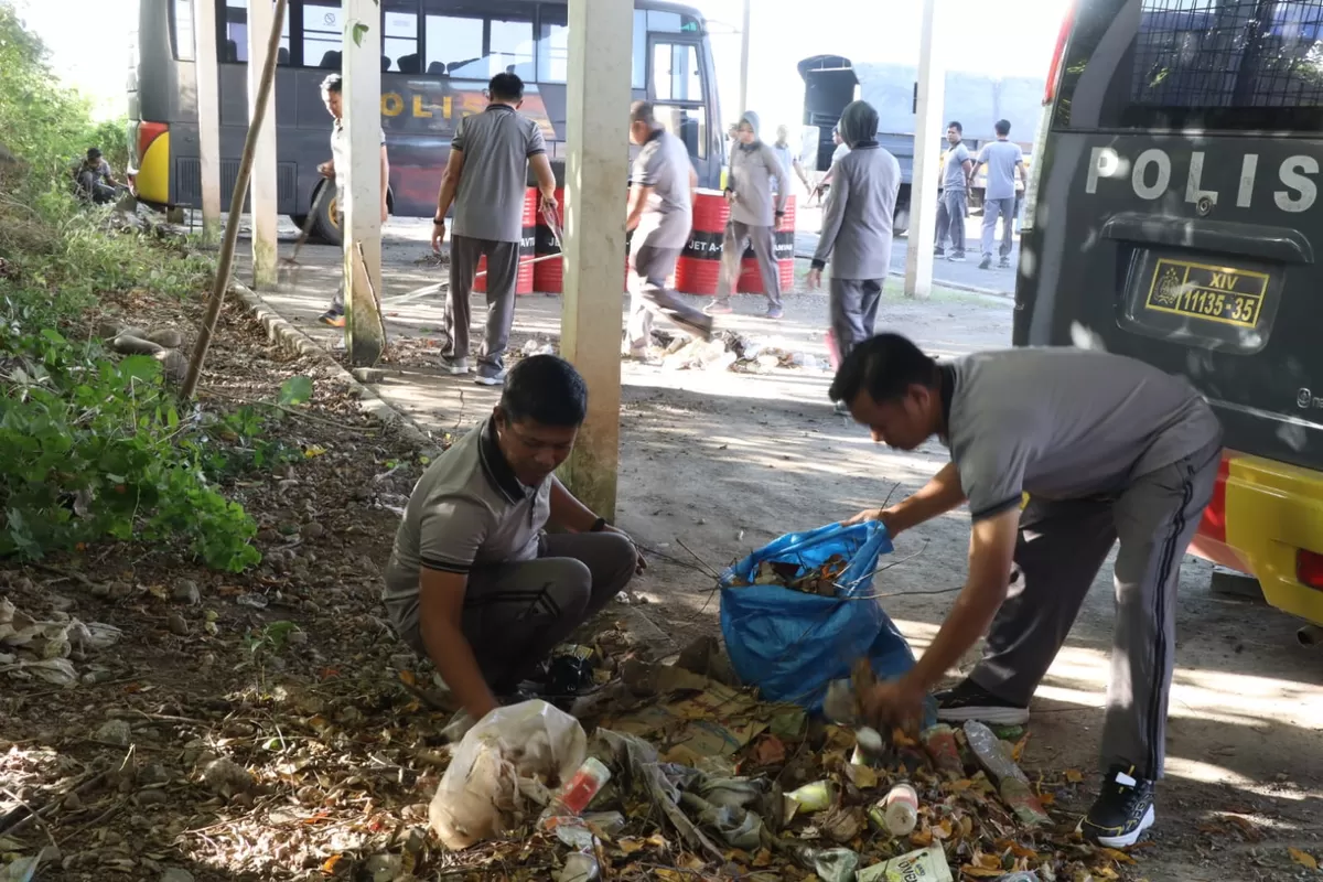 Personel Polres Bulukumba lakukan bersih-bersih di lingkungan Mapolres Bulukumba. 