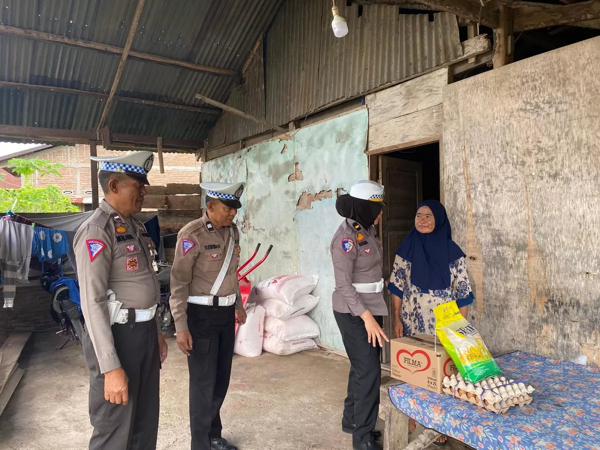 Sat Lantas Polres Bulukumba bagikan sembako untuk warga kurang mampu.