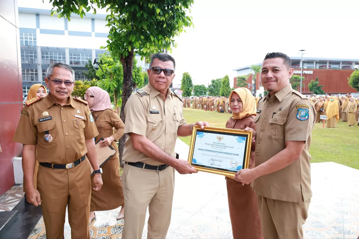Bupati Bulukumba Andi Muchtar Ali Yusuf (ANdi Utta) serahkan penghargaan kepada tiga OPD.