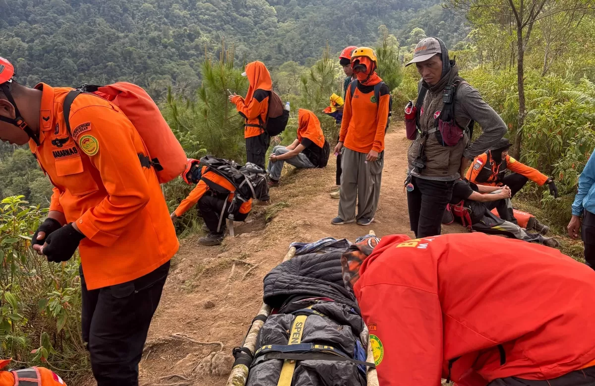 Tim SAR evakuasi pendaki dari Gunung Bulu Baria Gowa.
