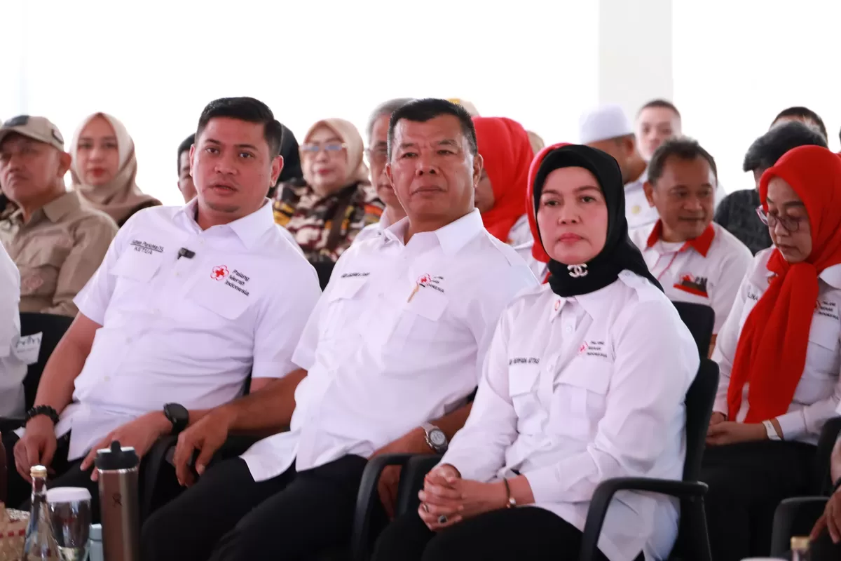 Ketua PMI Sulsel Adnan Purichta Ichsan didampingi Ketua PMI Bulukumba Andi Muchtar Ali Yusuf dan Andi Herfida Muchtar saat pelantikan pengurus PMI Bulukumba. 