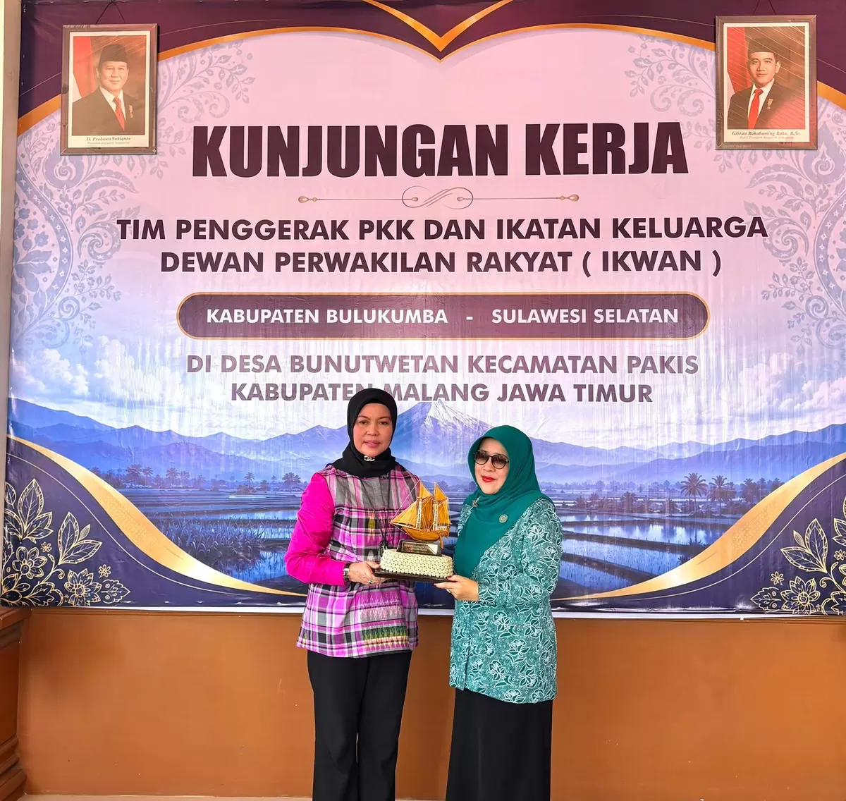 Ketua TP PKK Bulukumba, Andi Herfida Muchtar bersama Ketua TP PKK Kabupaten Malang, Hj. Anis Zaidah Sanusi.