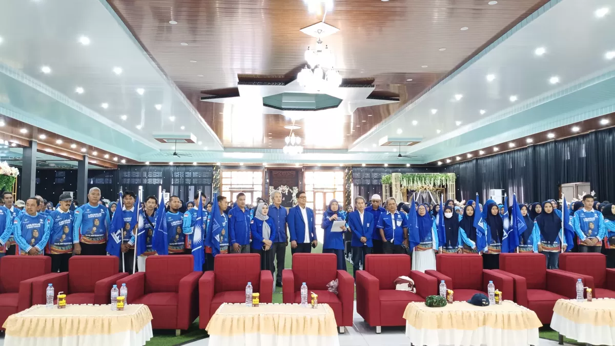 Anggota DPR RI Fraksi PAN Andi Yuliani Paris kukuhkan relawan 10 Kecamatan di Bulukumba. 