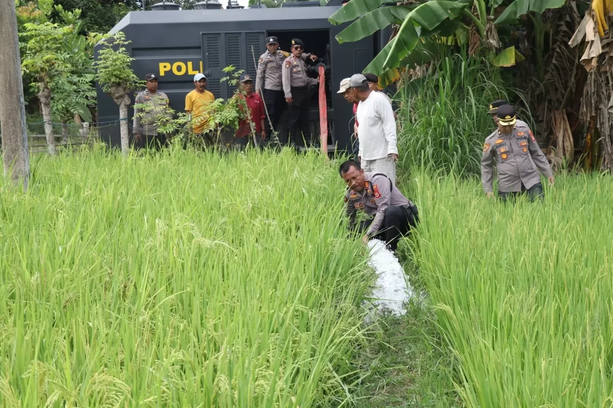 Polres Bulukumba kerahkan water canon bantu petani.
