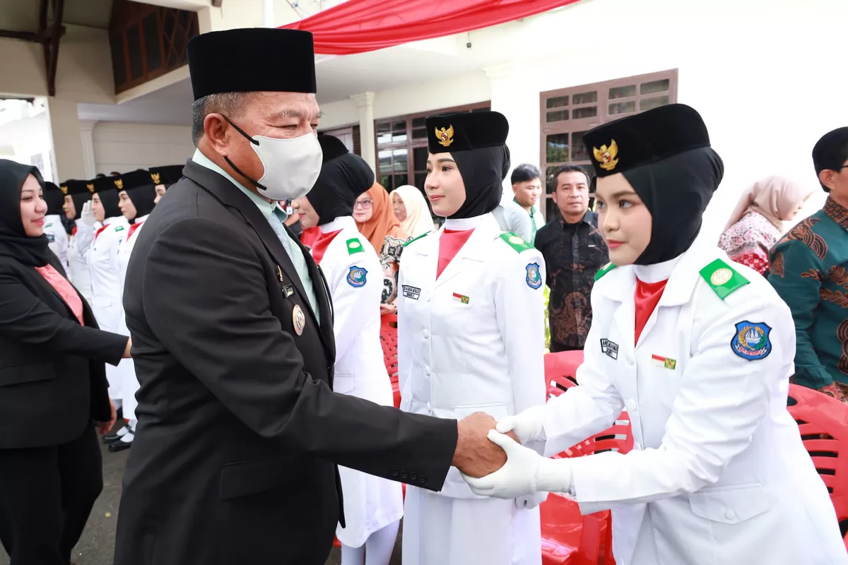 Bupati Bulukumba Andi Muchtar Ali Yusuf kukuhkan 72 Paskibra Bulukumba. 
