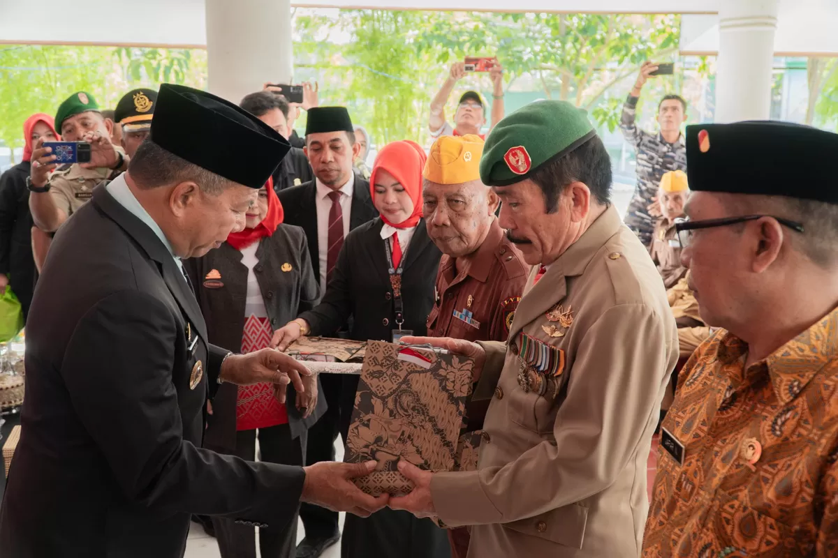 BAZNAS Bulukumba serahkan bingkisan kepada para veteran di Bulukumba. 