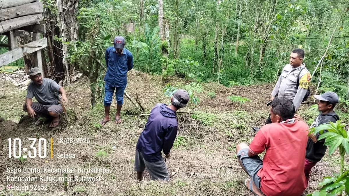 Bhabinkamtibmas sambangi warga di kebun untuk memastikan masyarakat aman.
