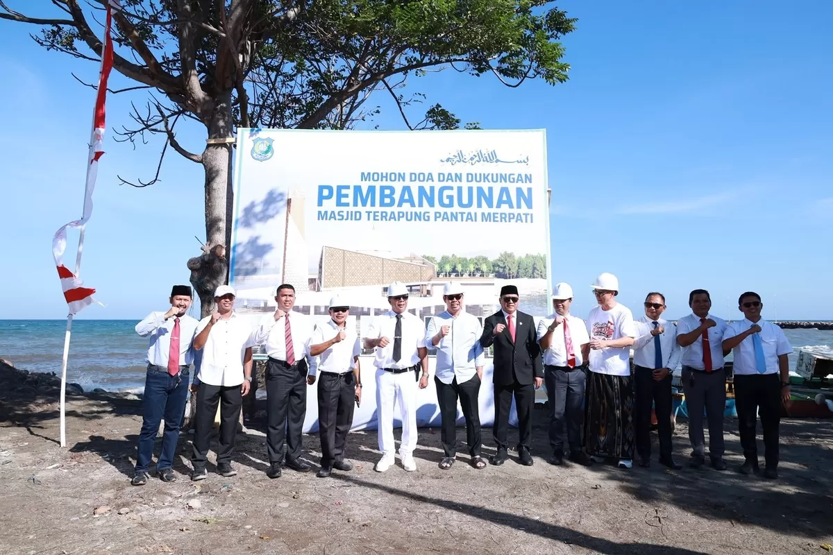 Pembangunan Mesjid Terapung Pantai Merpati Kabupaten Bulukumba mulai dilakukan.