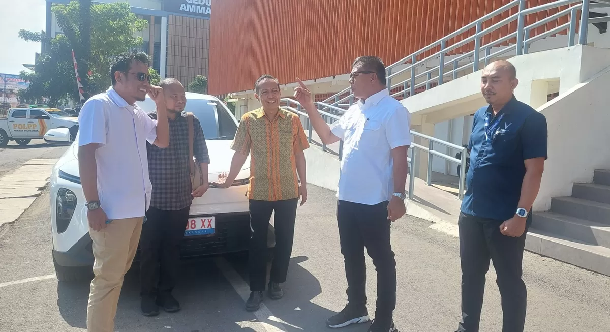 Bupati Bulukumba Andi Muchtar Ali Yusuf bersama Ketua Kadin Bulukumba Syahruni Haris melakukan test drive mobil listrik.