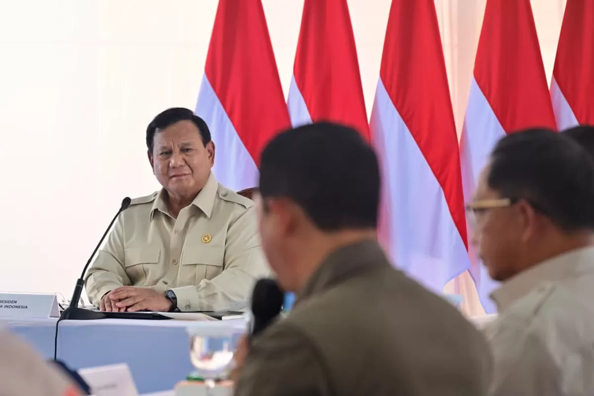 Setibanya di lokasi peninjauan, Presiden Prabowo langsung meninjau unit rumah dengan luasan 4,5&times;4,5 meter yang dilengkapi dengan fasilitas dasar penunjang. (Biro Pers Setpres)
