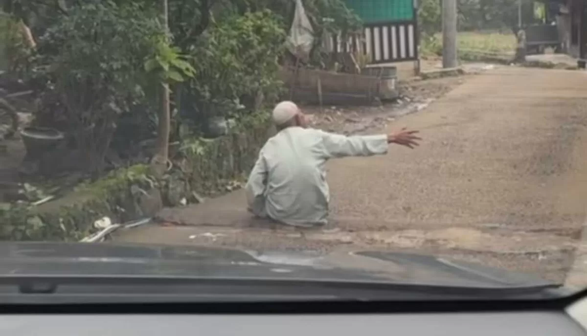 Viral pria lansia sering duduk di tengah jalan untuk meminta uang pengguna jalan (TikTok/panduwirss)