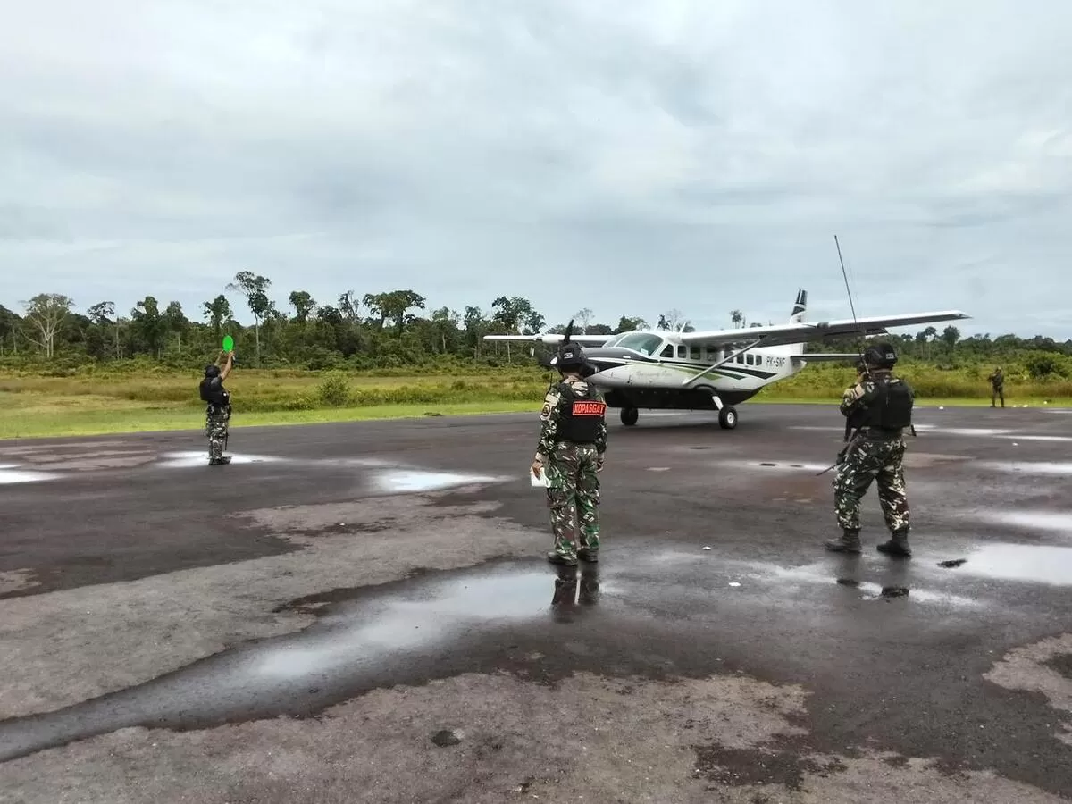 Ilustrasi Foto. Keamanan penerbangan perintis Papua diperketat usai penembakan Smart Air, maskapai boleh hentikan operasional tanpa sanksi. (Kopasgat)