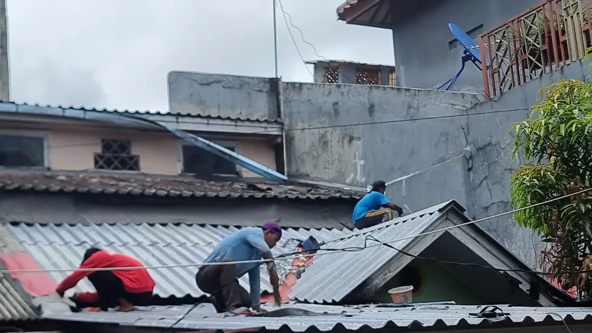 Proses penggantian atap dari asbes ke Alduro di Depok, Jawa Barat dalam program kolaborasi SKI-Promedia Group &lsquo;Ganti Atap Rumah Wartawan&rsquo;. (promedia)