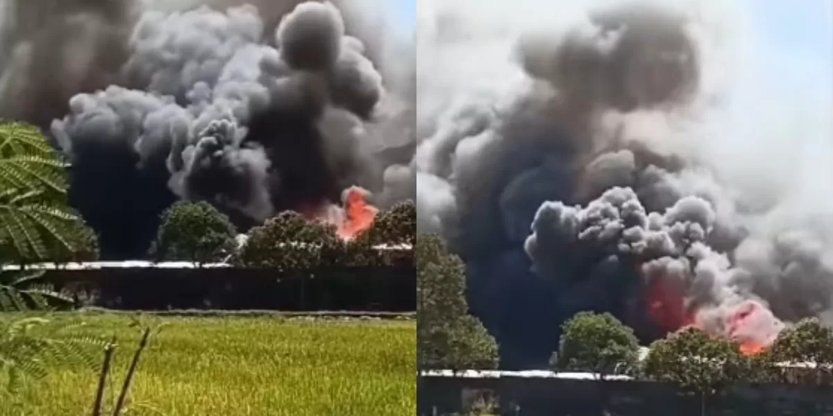 Menyoroti insiden kebakaran di kawasan Pabrik Triplek Sampora di Kuningan, Jawa Barat, pada Sabtu, 25 Juli 2026.  ((Instagram.com/@kuninganmass))