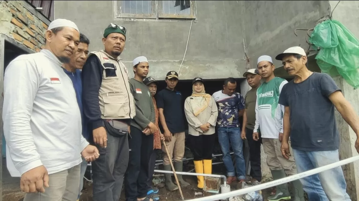 Sekretaris Hilmi-FPI Riau, Budi Prazto (tiga dari kiri) bersama relawan dan Camat Jorong Toboh, Ulya Satar (tengah), foto bersama di area pembangunan sumur bor. IST