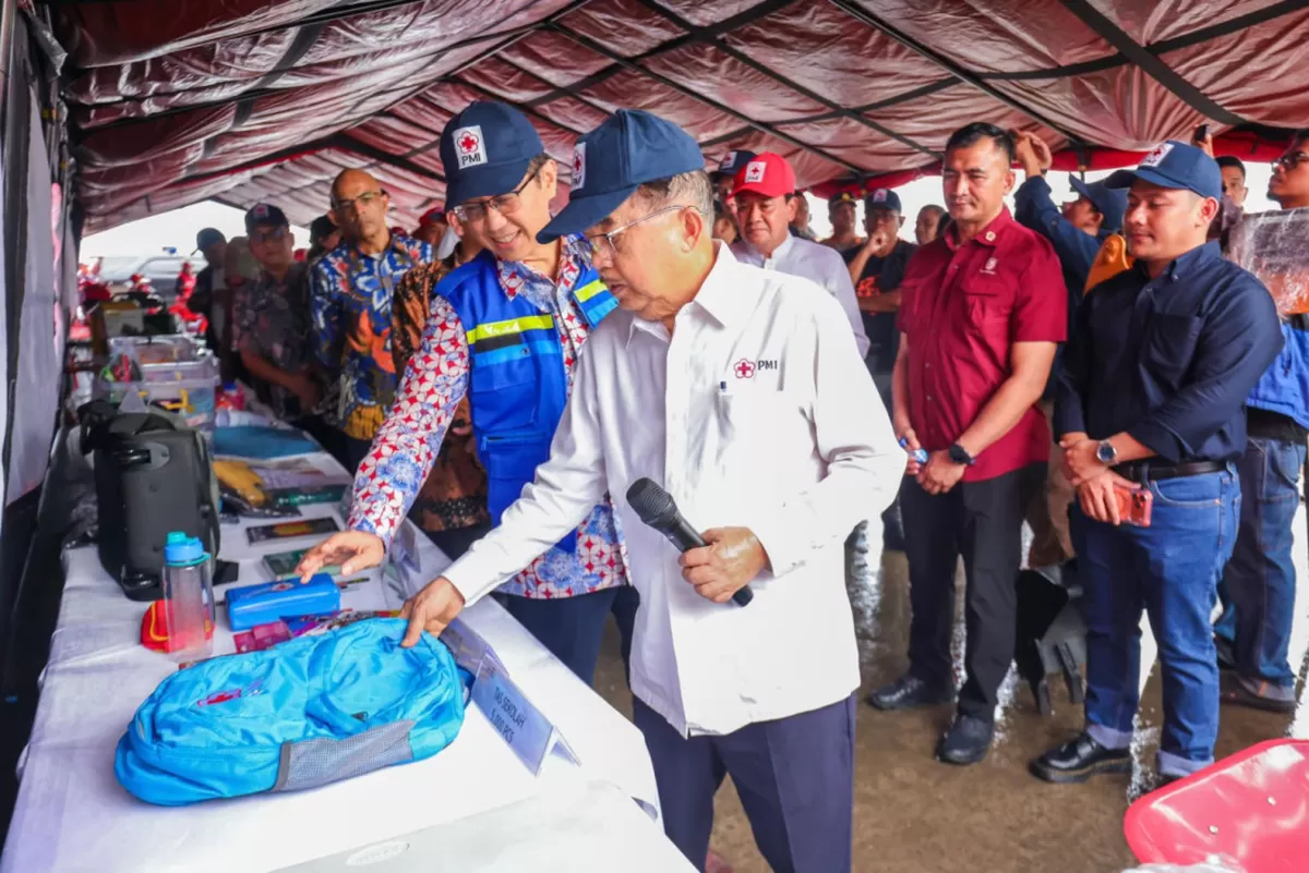 Ketua Umum PMI, Jusuf Kalla, saat  mengunjungi korban bencana banjir di wilayah Sumatera./tvrinews.com.