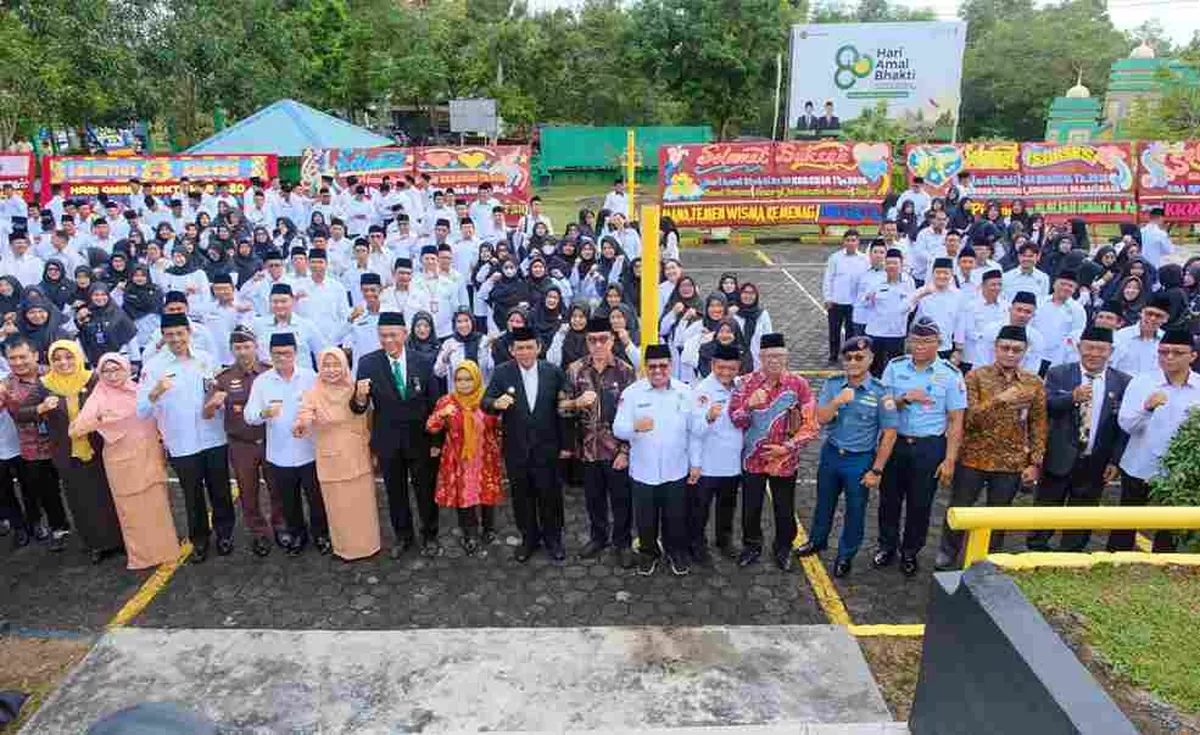 Gubernur Kepri Ansar Ahmad foto bersama peserta upacara peringatan HAB ke-80 Kemenag RI. (Foto: Diskominfo Tanjunginang)