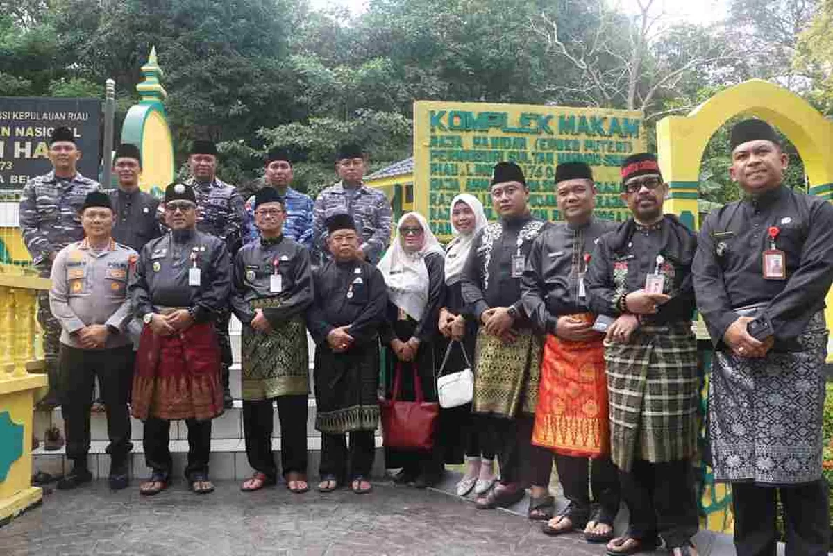 Walikota dan Wakil Walikota Tanjungpinang bersama unsur Forkopimda foto bersama usai ziarah ke makam leluhur dan sultan di Pulau Penyengat.