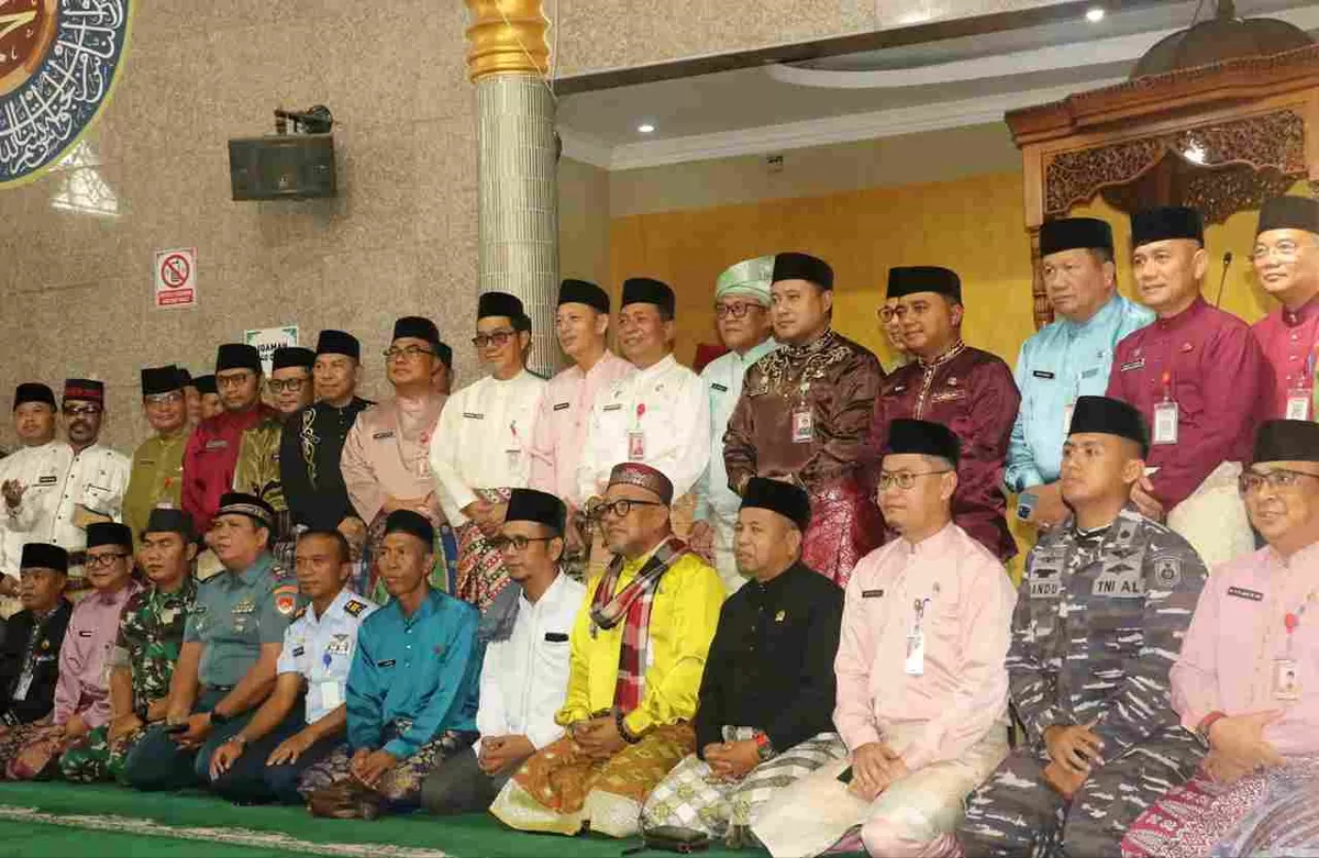 Walikota Tanjungpinang Lis Darmansyah bersama unsur Forkopimda foto bersama usai acara Salat Tasbih Berjemaah. (Foto: Diskominfo Tanjungpinang)