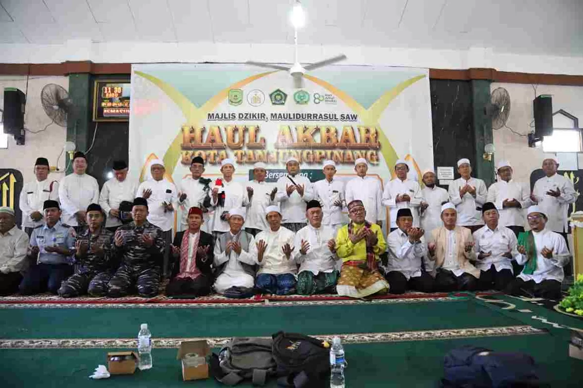 Jemaah Haul Akbar foto bersama usai menggelar Zikir dan Istighosah. (Foto:Diskominfo Tanjungpinang)