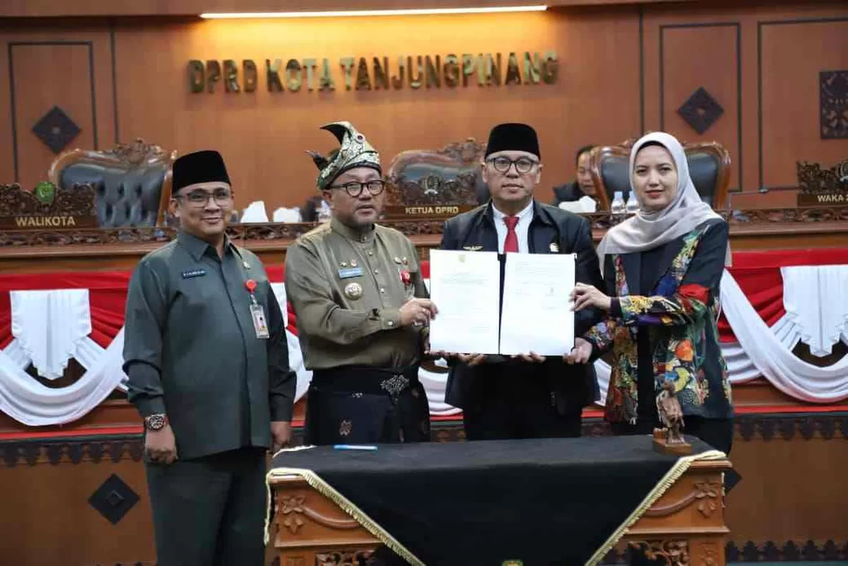 Walikota Tanjungpinang dan DPRD memperlihatkan nota kesepakatan pencabutan Perda No.7 tahun 2010.  (Foto:Diskominfo Tanjungpinang)