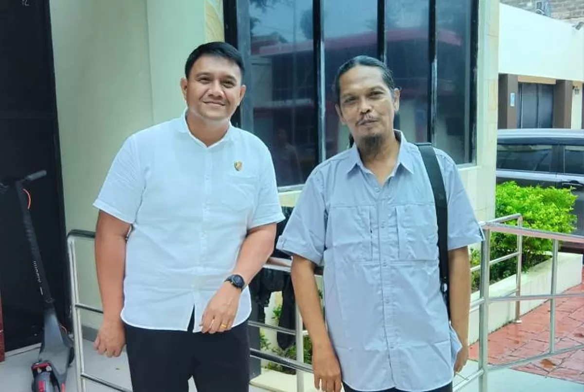Kasubdit Penegakan Hukum (Gakkum) Ditpolairud Polda Kepri, berpose bersama Ketua JMSI Kepri, Eddy Supriatna. Foto/Ria Fahrudin.