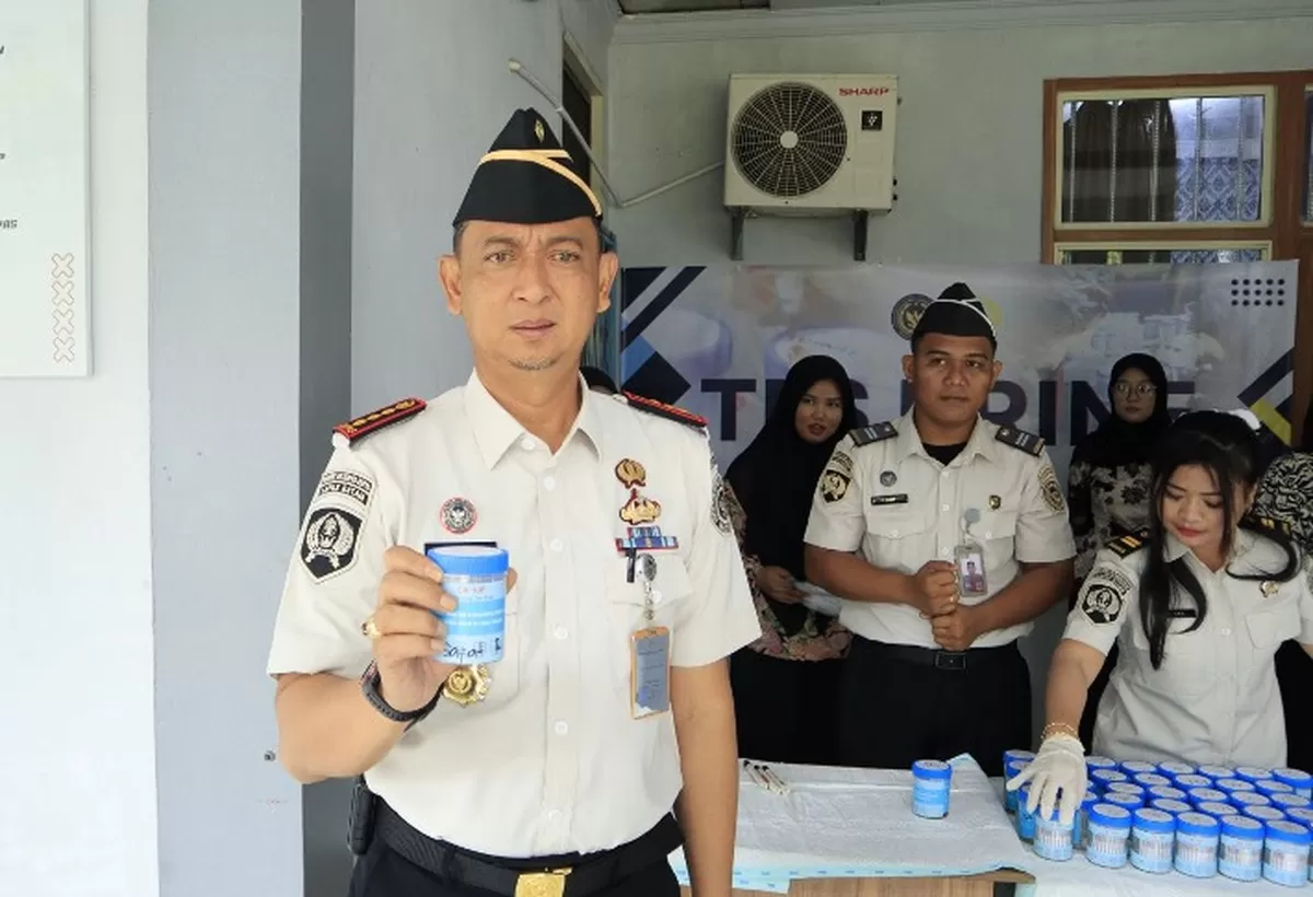 Perkuat Integritas, Pegawai Lapas Batam Jalani Tes Urine