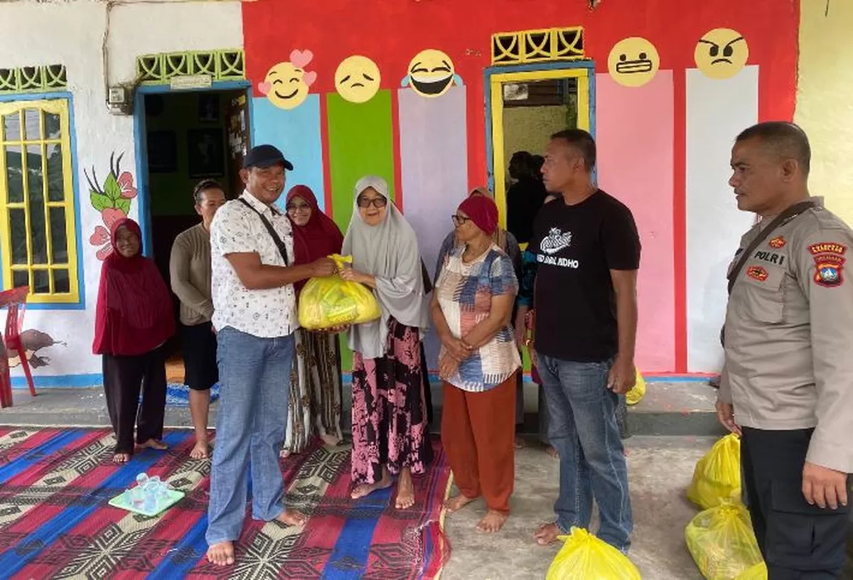 Satpolairud Polresta Barelang Salurkan Bantuan Sosial dan Jumat Berkah kepada Masyarakat Pesisir Tanjung Uma