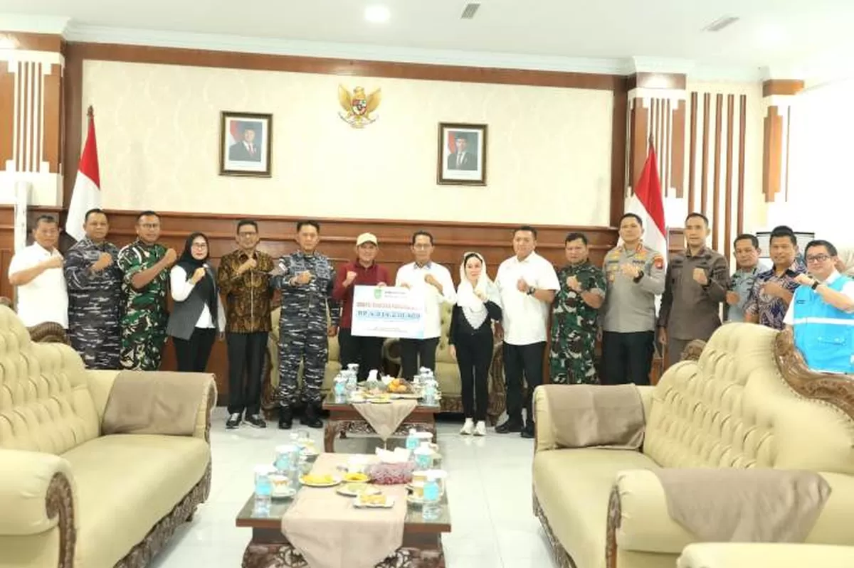 Kapolresta Barelang Dampingi Wali Kota Batam Serahkan Bantuan Kemanusiaan untuk Korban Bencana Alam di Aceh