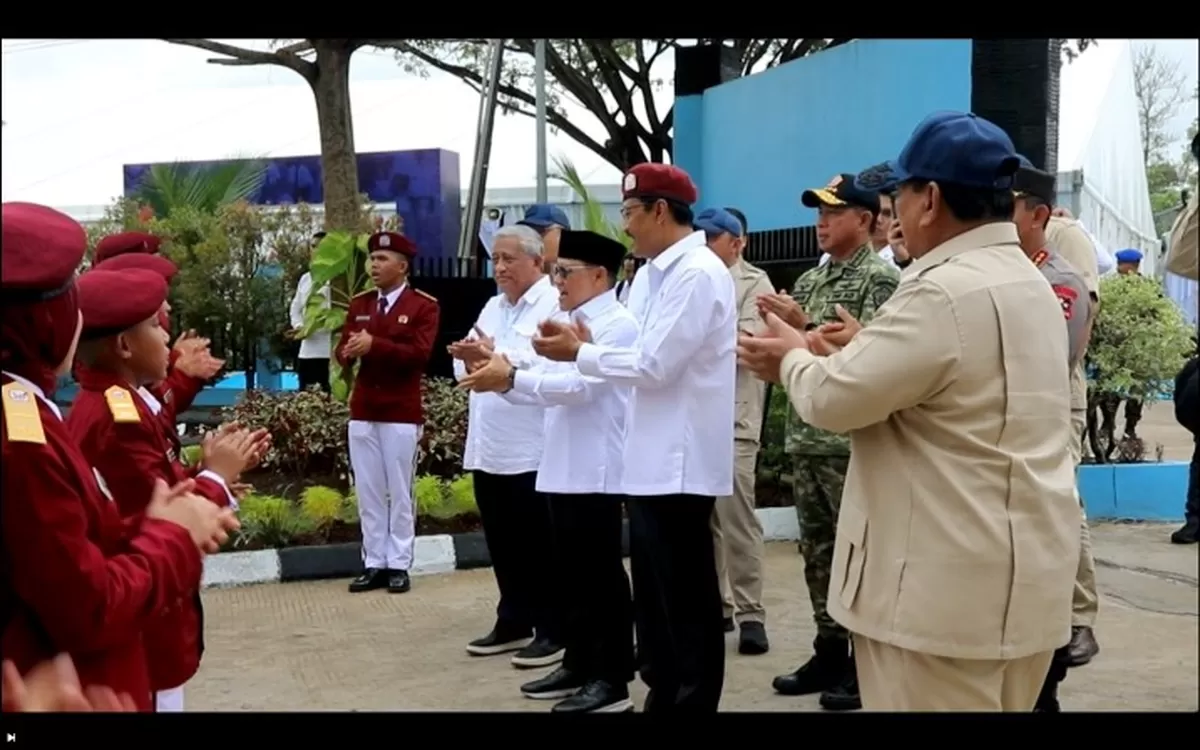 Prabowo Nyanyikan Selamat Ulang Tahun untuk Siswi Sekolah Rakyat Banjarbaru