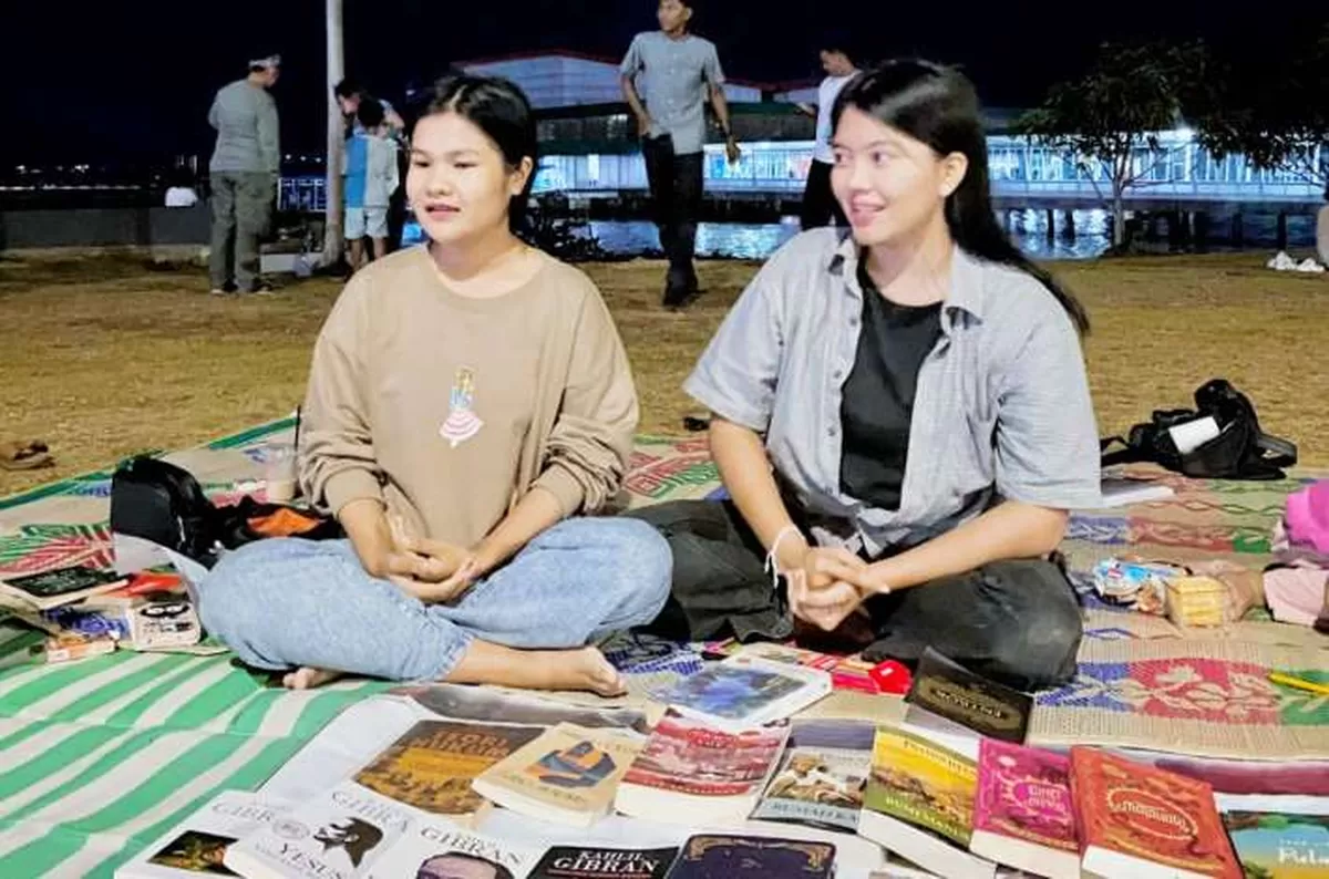 Mahasiswa asal Nias, Juli Laia (kiri) dan Mahasiswa asal Batam, Vianney Simanihuruk (kanan) saat berada di lapak baca Kata Halaman, Tanjungpinang.