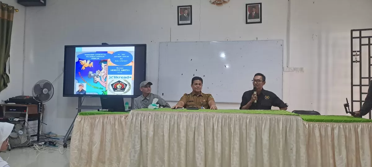 Ketua PWI Kota Batam M. A. Khafi Anshary dan Kepsek Drs Edison saat membuka workshop literasi dan pelatihan jurnalistik di SMPN 52 Batam. (Muhammad Kamil)