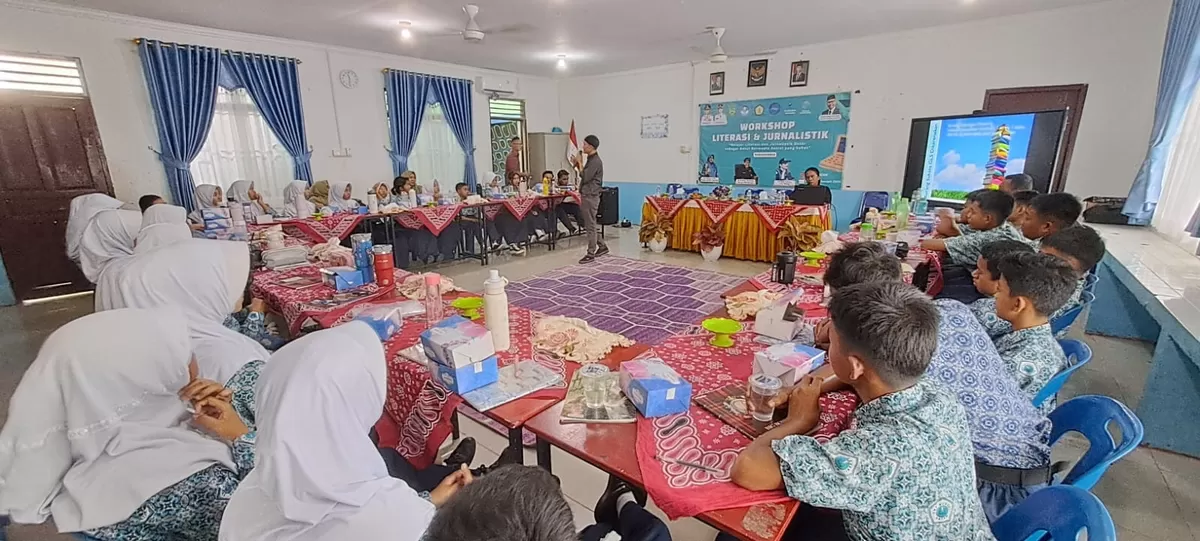 Siswa-siswi SMPN 1 Belakang Padang, Batam, sedang mengikuti workshop literasi bersama PWI Kota Batam. (Foto: PWI Kota Batam)