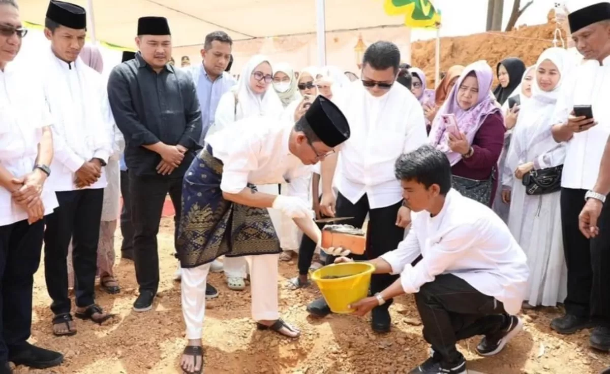 Walikota Amsakar Lakukan Peletakan Batu Pertama Masjid Jami Al-Falah
