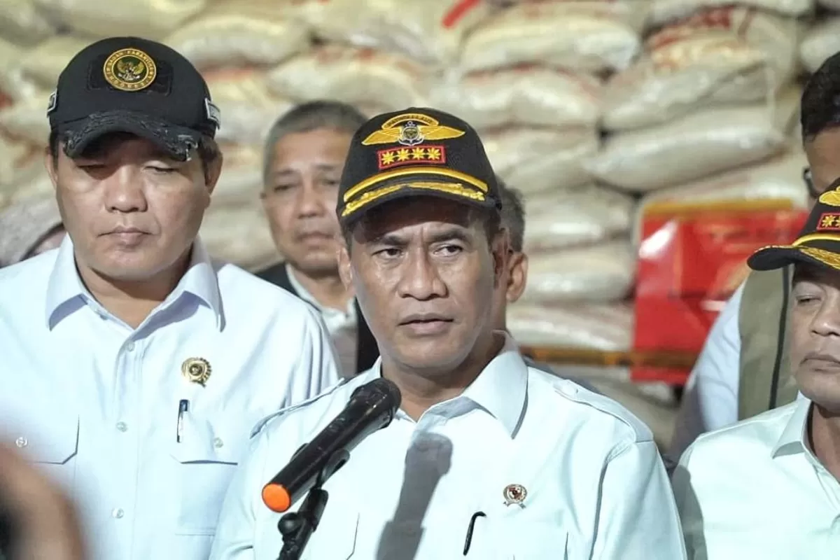 Wakil Gubernur Kepri, Nyanyang Haris Pratamura mendampingi Menteri Pertanian (Mentan) Andi Amran Sulaiman melakukan serangkaian kegiatan di Tanjungbalai Karimun