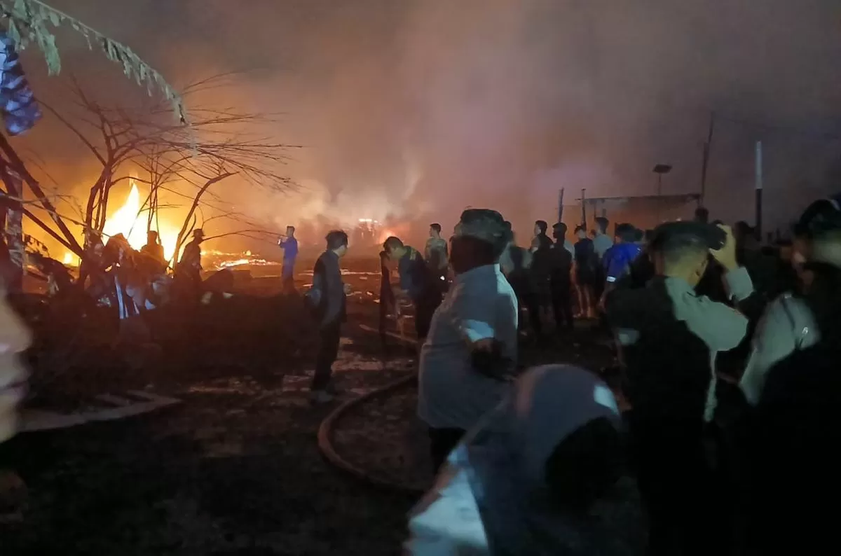 Sijago Merah Menelan 14 Kios dan Beberapa Bangunan di Kawasan Kuliner Mega Legenda Batam