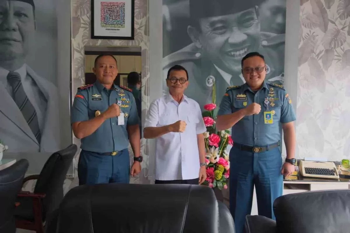 Wakil Walikota Tanjungpinang, Raja Ariza menerima kunjungan silaturahmi Komandan Wing Udara 1 Puspenerbal Letkol Laut (P) Dani Widjanarka, M.Tr.Opsla bersama jajaran Komandan Skuadron dan Perwira Staf Mako