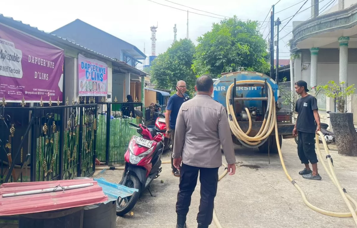 Polsek Batu Ampar Laksanakan Pengamanan Pendistribusian Air Bersih bagi Warga Tanjung Sengkuang