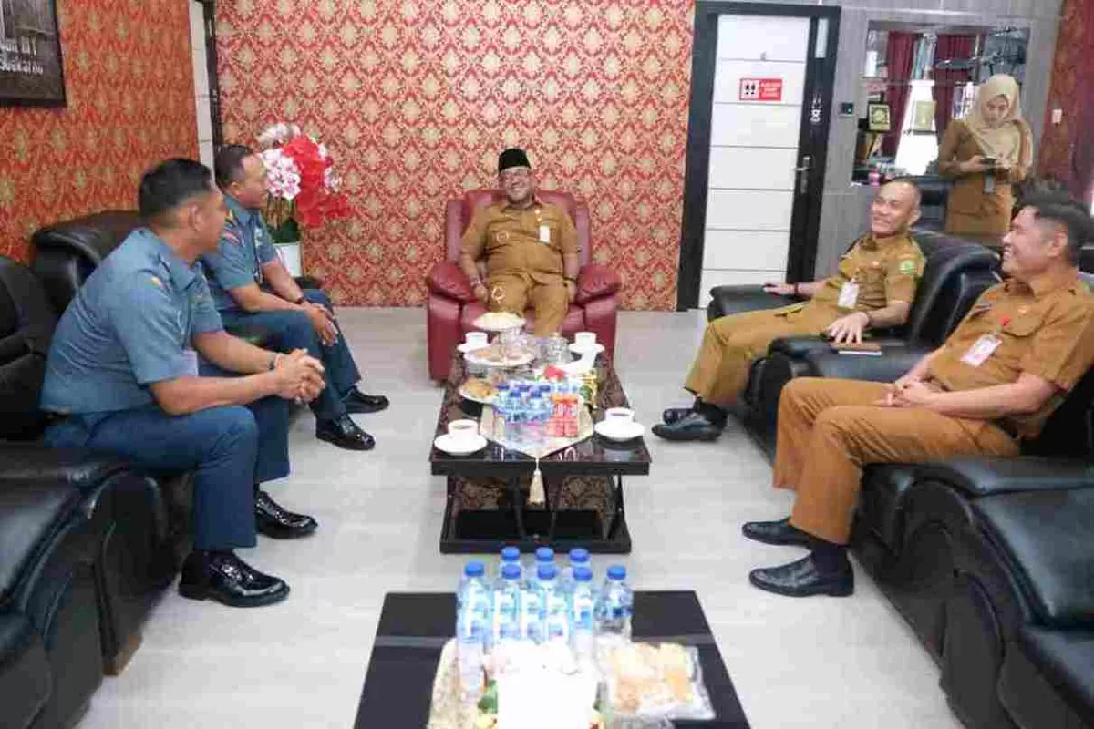 Pertemuan Walikota Tanjungpinang Lis Darmansyah bersama Danwing Udara I PUSPENERBAL, Letkol. Laut (P) Dani Widjanarka, M.Tr. Opsla. (Foto: Diskominfo Tanjungpinang)