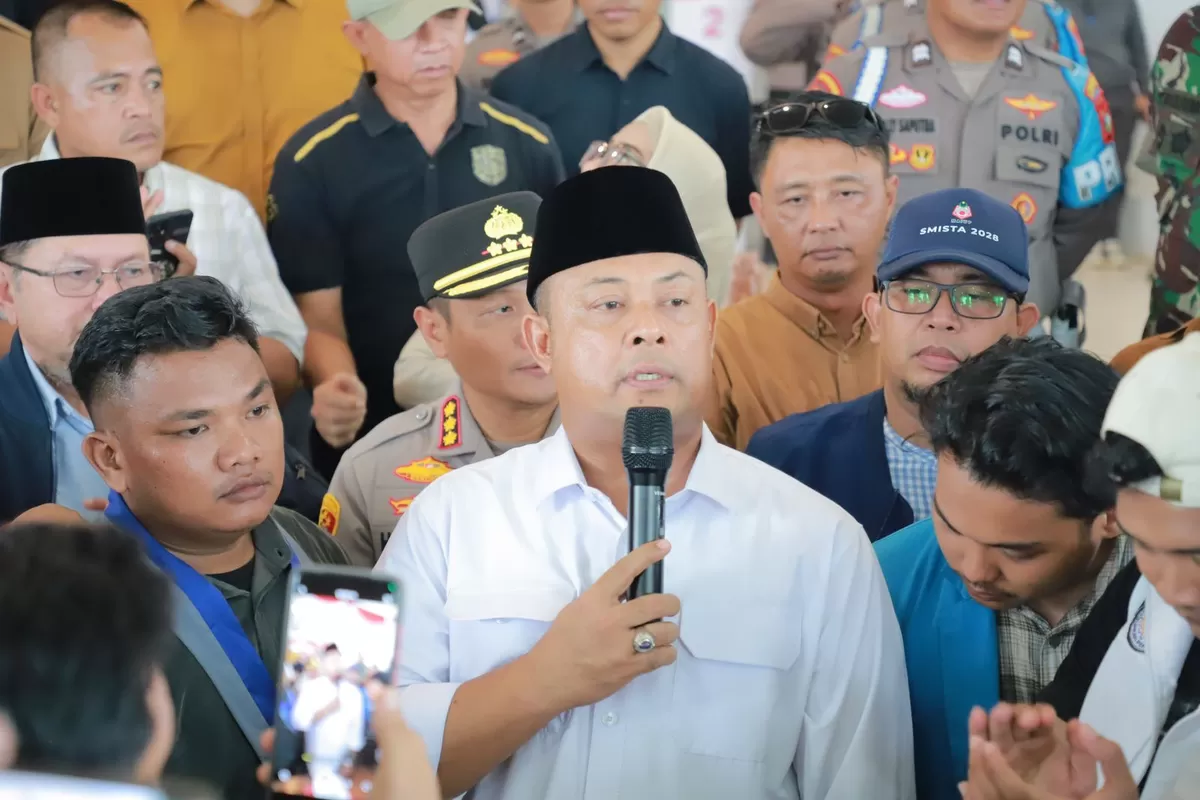 Ketua DPRD Provinsi Kepri, Iman Sutiawan, saat menemui warga terkait persoalan air bersih di Kota Batam (PWI Batam)