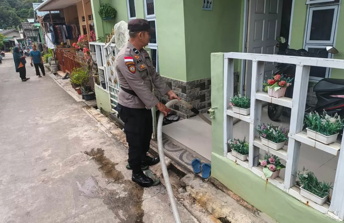 Polsek Batu Ampar Laksanakan Pengamanan Hari Ketiga Pendistribusian Air Bersih di Tanjung Sengkuang