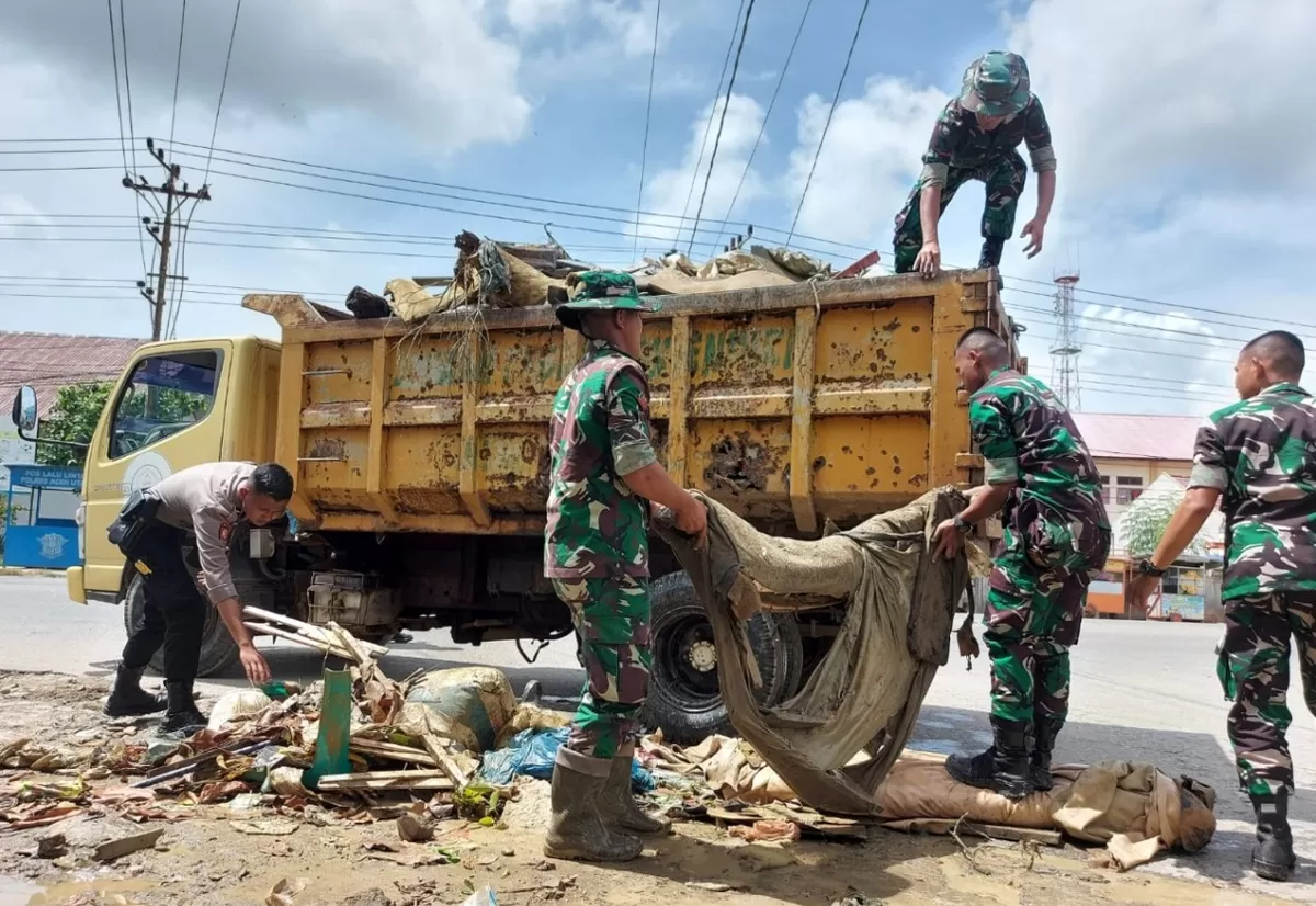 TNI dan Warga Gotong Royong Bersihkan Lumpur di Aceh