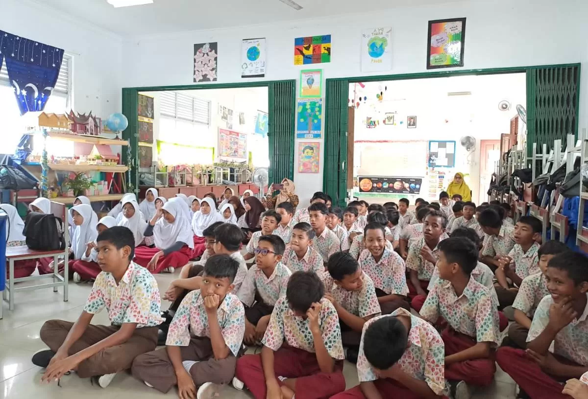 PWI Batam Ajak Pelajar SDN 03 Belakang Padang Budayakan Minat Baca dan Tulis