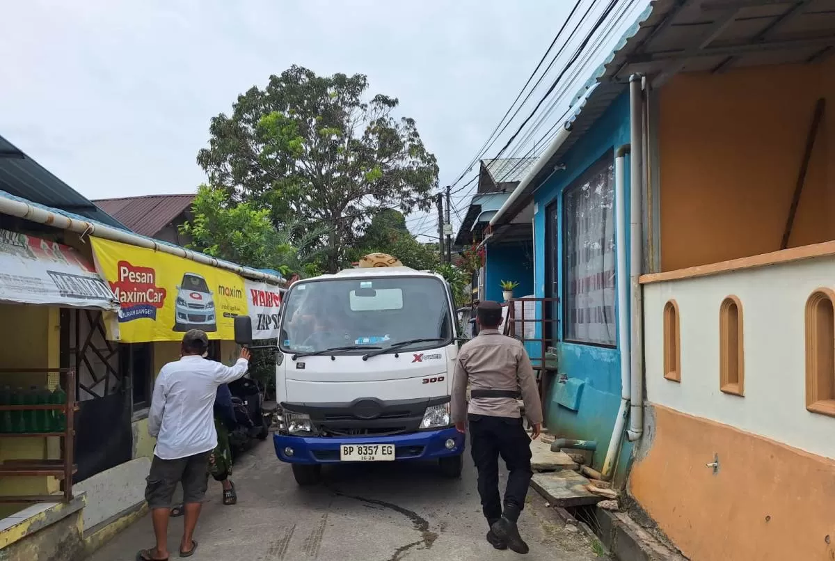 Polsek Batu Ampar Amankan Pendistribusian Air Bersih untuk Warga Tanjung Sengkuang