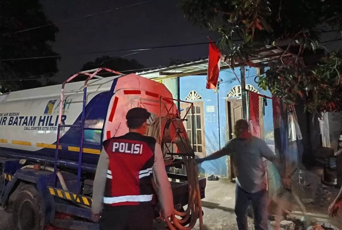  Polsek Lubuk Baja Melaksanakan Pengamanan Pendistribusian Air Bersih Kepada Warga Yang Terdampak Gangguan Air di Tanjung Uma