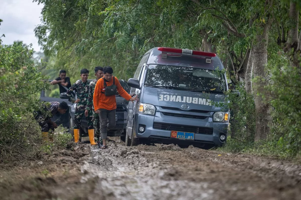 Dari Desa ke Desa, Layanan Kesehatan TNI-Polri Keliling Obati Warga Terdampak Bencana Sumatra