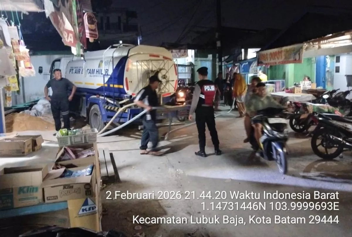 Polsek Lubuk Baja Amankan Pendistribusian Air Bersih untuk Warga Tanjung Uma